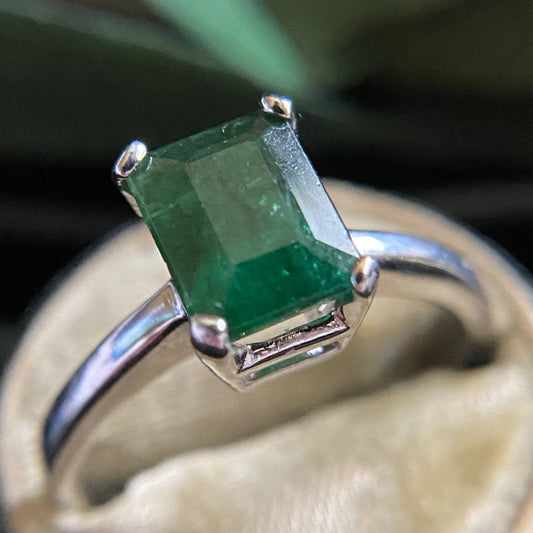 Estate 10k White Gold Emerald Ring