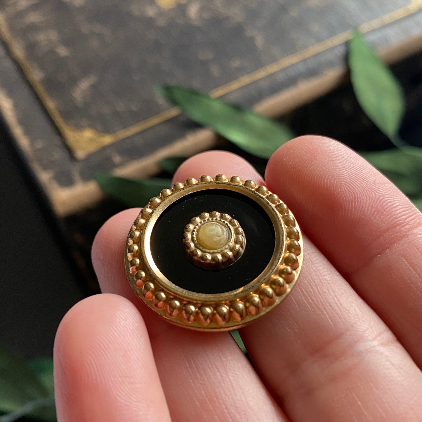 Antique Victorian Round Rolled Gold Jet Glass Mourning Pin Brooch