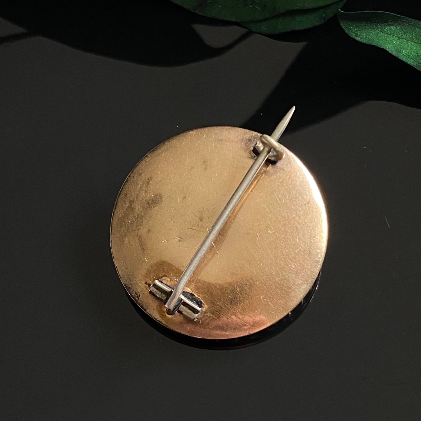 Antique Victorian Round Rolled Gold Jet Glass Mourning Pin Brooch