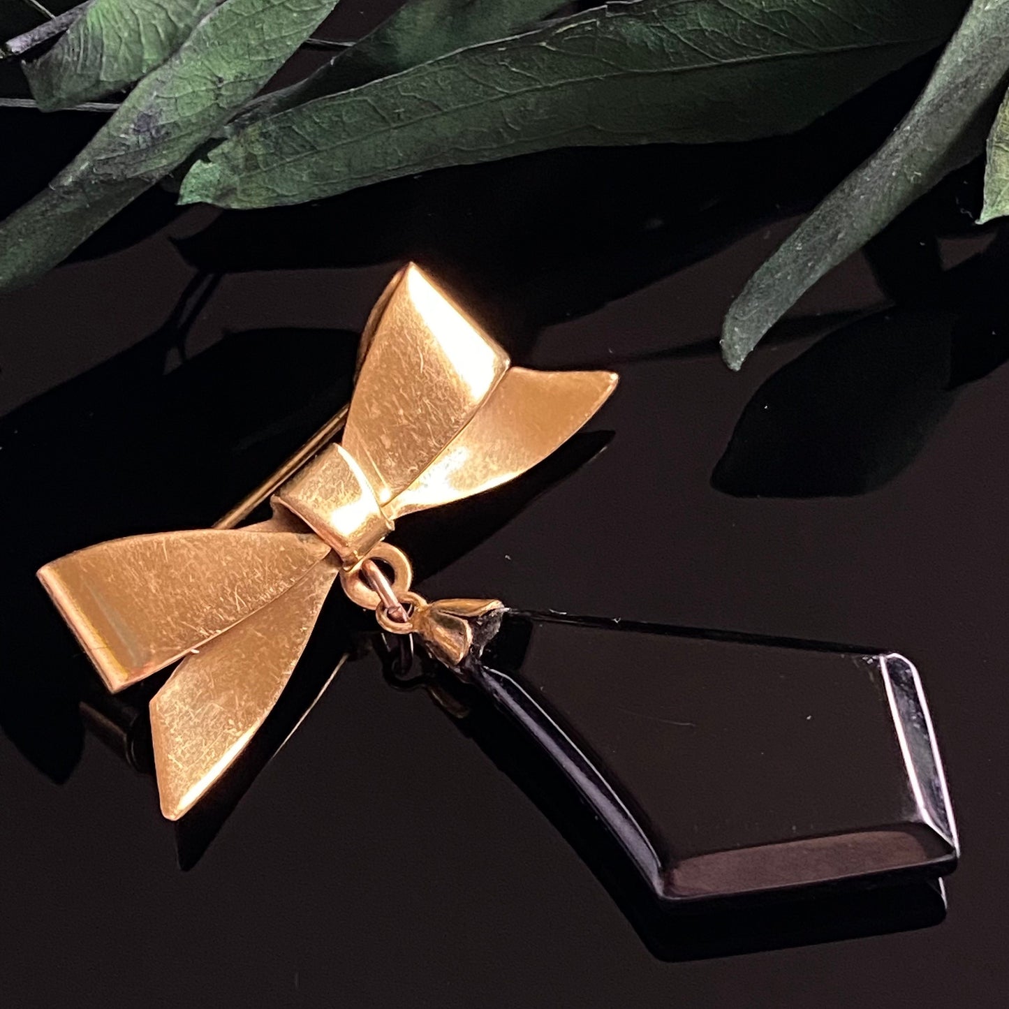 Antique Rolled Gold Bow Whitby Jet Dangle Pin Brooch
