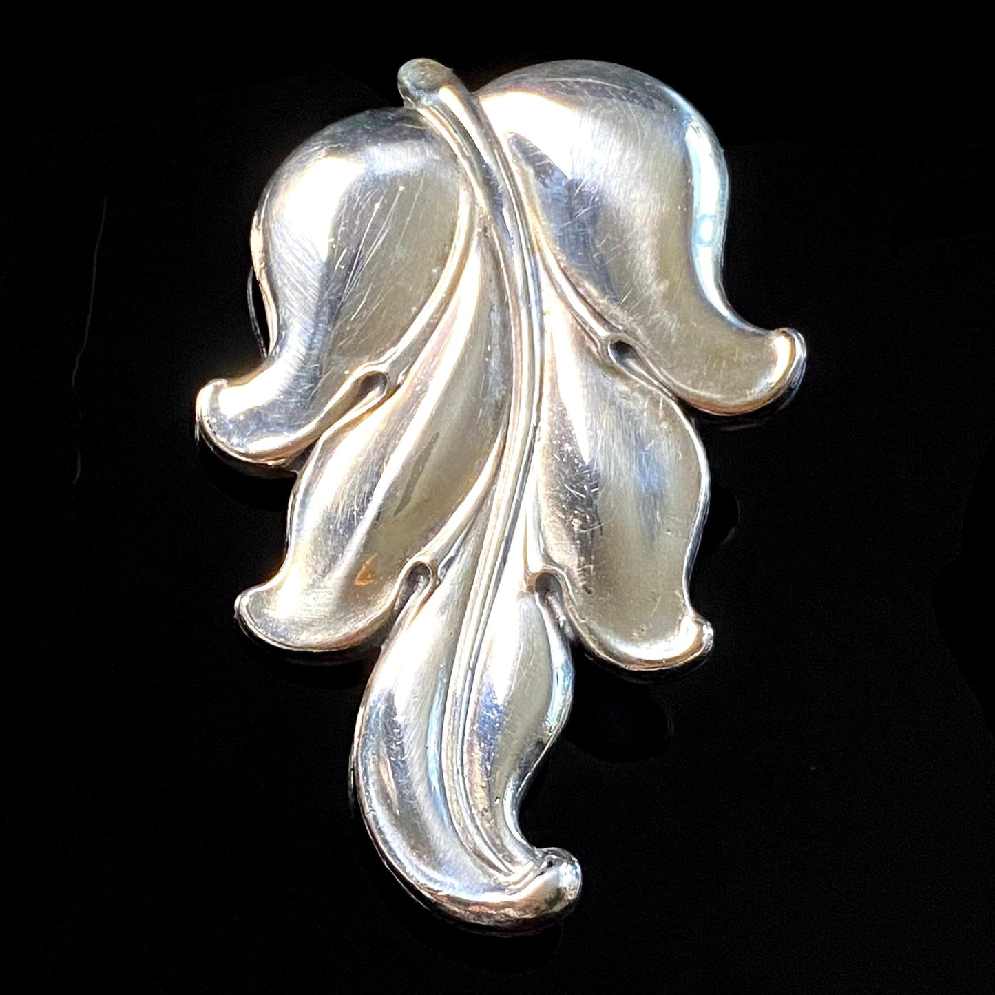 Vintage Napier Silvertone Repousse Leaf Fur Clip
