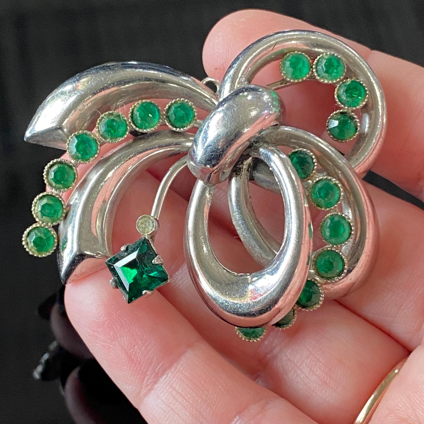 Vintage Silver Metal Green Rhinestone Ribbon Brooch | Retro 1940s-1950s