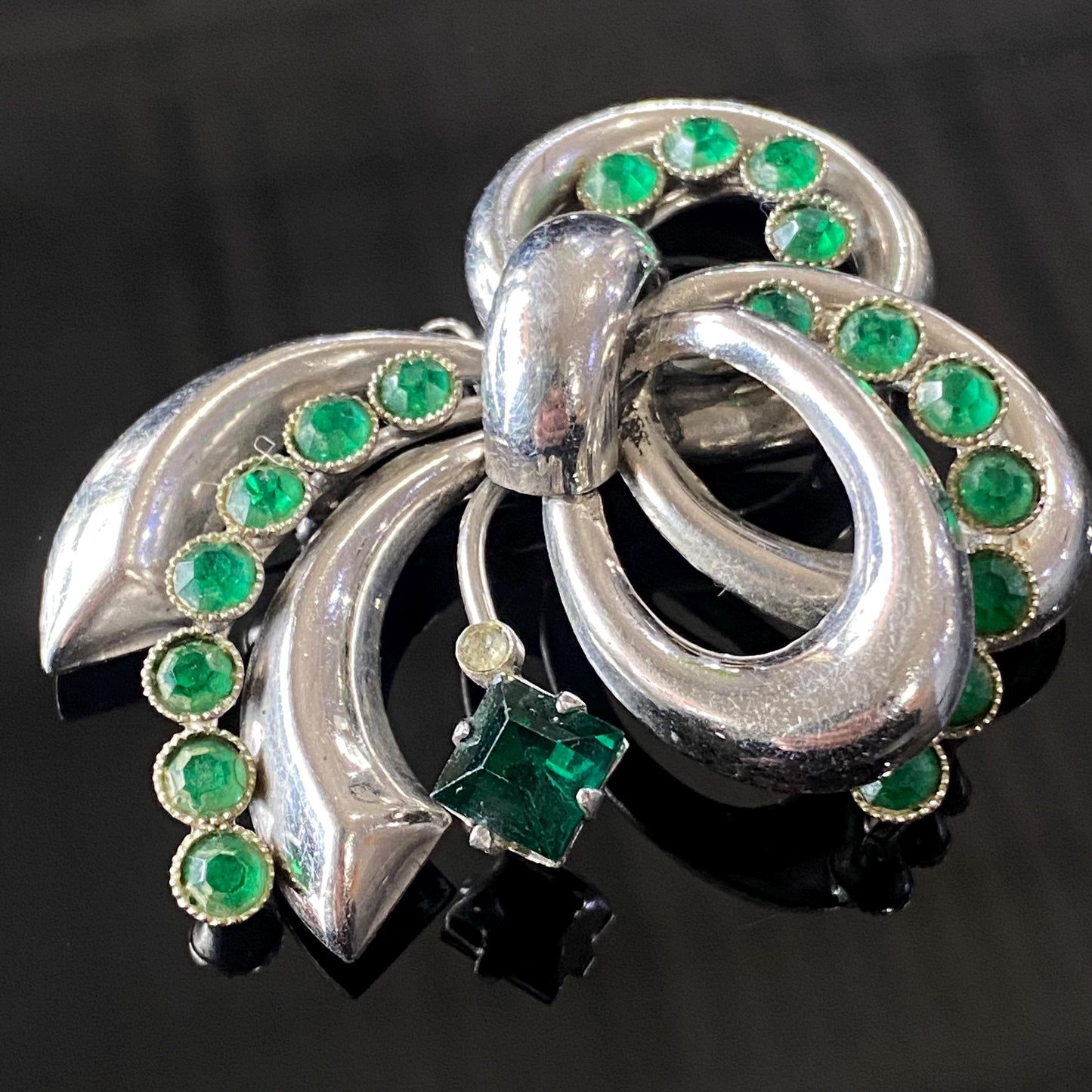 Vintage Silver Metal Green Rhinestone Ribbon Brooch | Retro 1940s-1950s